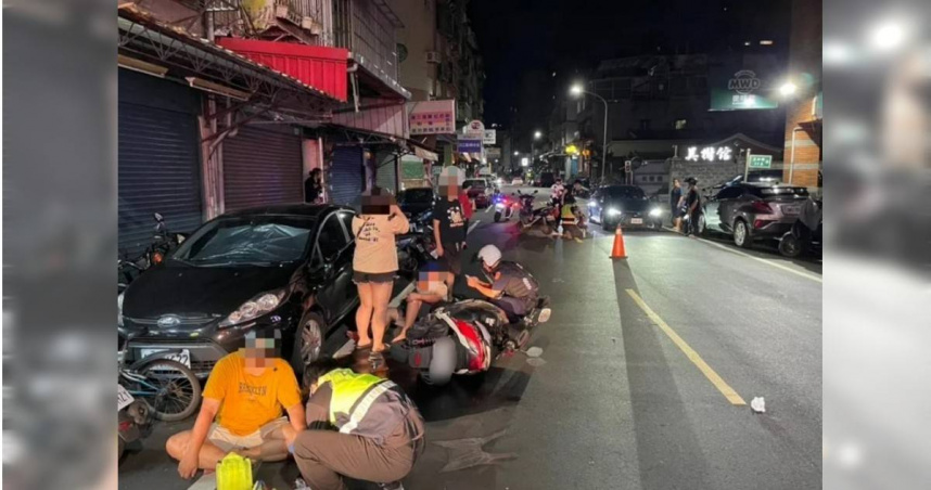 兩輛機車對撞造成4人受傷送醫。（圖／翻攝畫面）