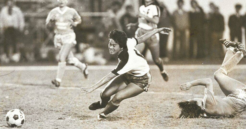 台師大女足隊「抽血換學分」案，足球協會決定撤銷周台英教練證，終生禁止參與足球事務。圖為1984年國際女子足球邀請賽，木蘭隊對上西德隊，周台英（圖中）表現出色。（圖／報系資料照）