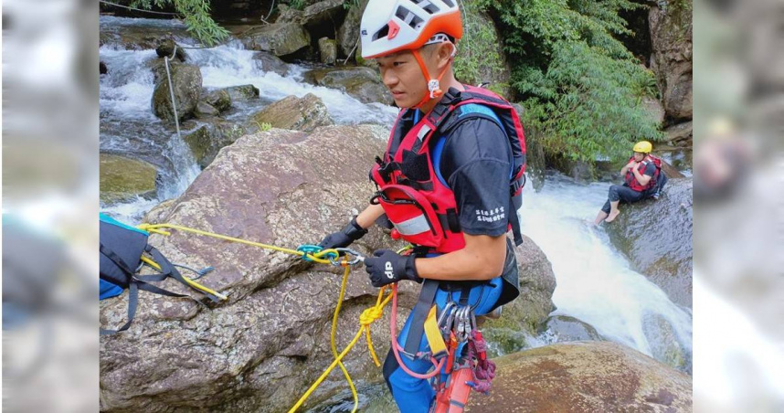 吳姓男子（後者）在苗栗縣南庄鄉加里山鹿場登山口步道0.5K風美溪溯溪受困，由南庄消防分隊員安全救回。（圖／讀者提供）