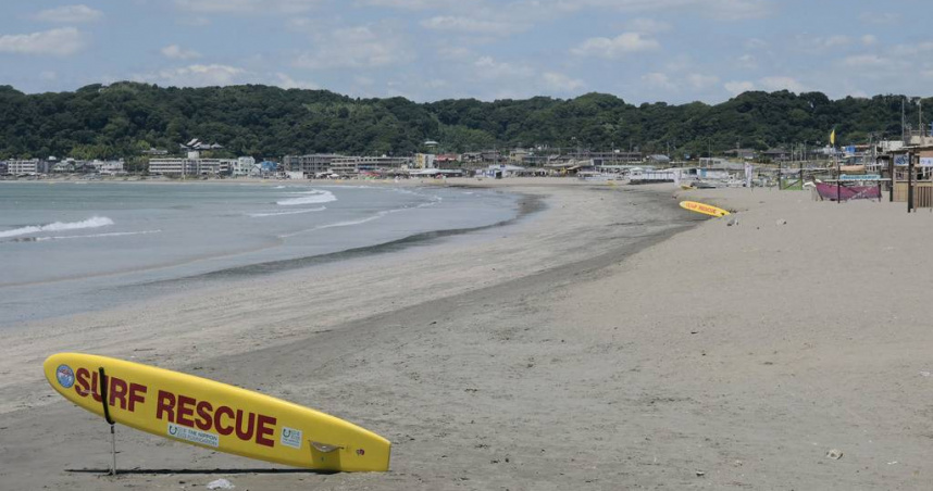 神奈川縣鎌倉市發布海嘯警報，導致材木座海灘疏散，現場空無一人。（圖／達志／美聯社）