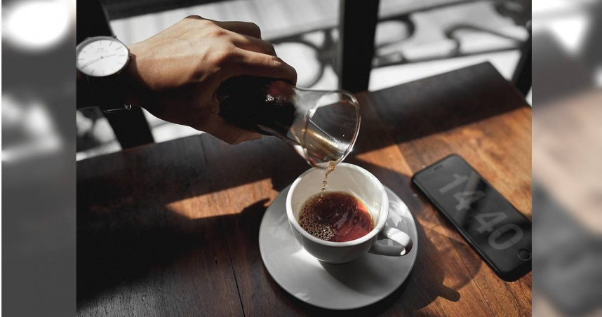 美國研究指出，晚上喝咖啡可能會變衝動，女性比男性更明顯。（示意圖／Pixabay）
