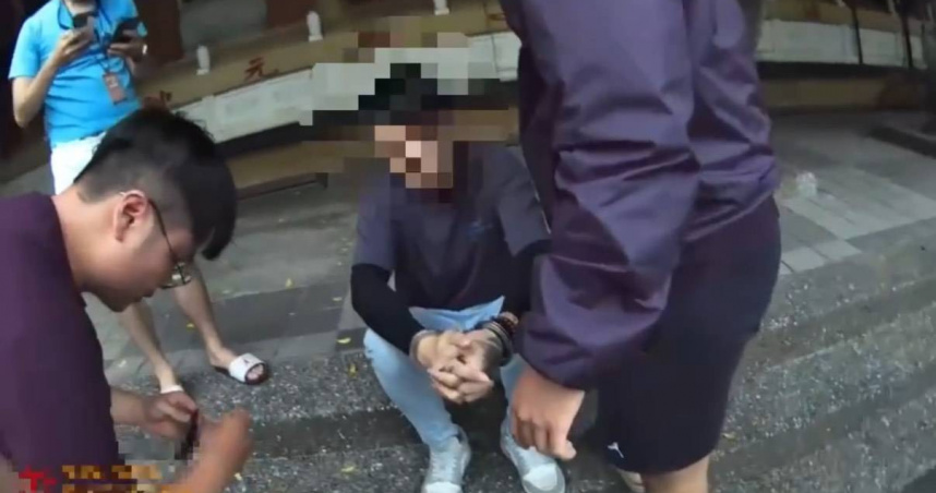 江姓毒販販毒面交遭警埋伏，當場人贓俱獲逮捕。（圖／翻攝畫面）