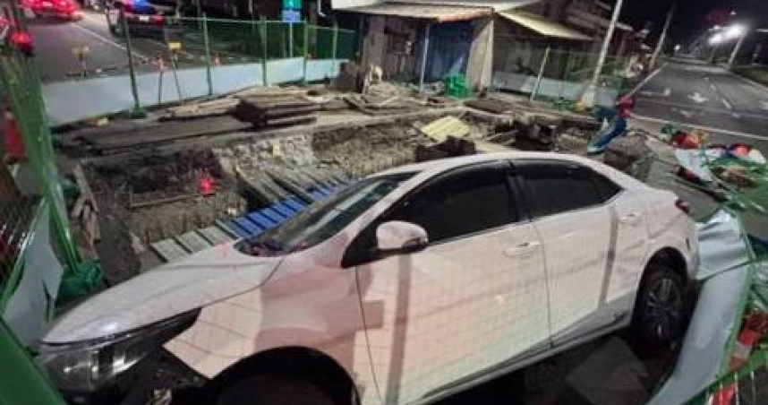 男酒駕自撞工地警搜出K他命當場傻眼。（圖／翻攝畫面）