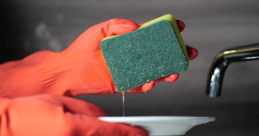 研究指出，居家清潔神器「科技海綿」，長期使用可能造成健康傷害。（示意圖／Pexels）