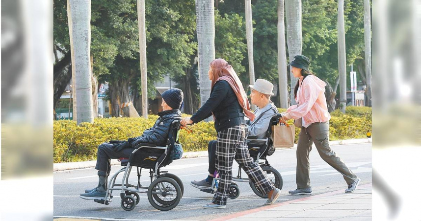 外籍看護逐漸成為台灣照顧長者的主力，但外籍看護雇主若要使用長照資源，限制頗多，例如已經聘僱外看者，就不能申請長照人員居家服務，讓外勞雇主覺得並不公平（圖/報系資料照）