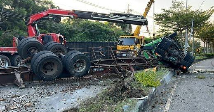苗栗台1線貨櫃車翻覆貨櫃甩飛跨車道。（圖／翻攝畫面）
