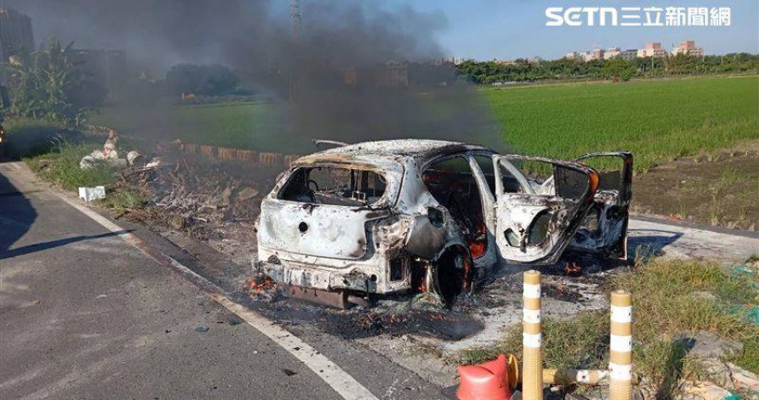 兇嫌行凶後駕駛白色BMW轎車逃逸，隨後在橋頭區縱火燒車滅證。（圖／三立新聞網提供）