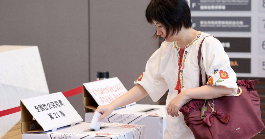 第二波立委罷免投票暨核三重啟公投23日正式登場，許多民眾一早前去投票。（圖／中國時報杜宜諳攝）