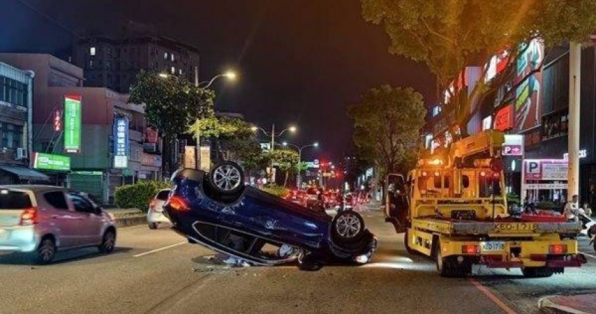 BMW男疑癲癇突發自撞翻車。（圖 ／翻攝畫面）