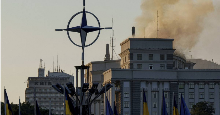 俄羅斯於9月7日凌晨對烏克蘭發動全面戰爭以來最大規模的夜間空襲，內閣大樓傳出起火。（圖／達志／美聯社）