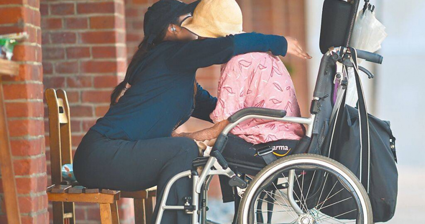 80歲以上免巴氏量表就可申請看護移工。（示意圖／報系資料照）