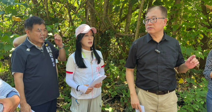 立委莊瑞雄（左）、陳瑩（中）攜同中央氣象署大氣觀測組組長齊祿祥（右）11日至東河氣象站現勘。（圖／陳瑩辦公室提供）