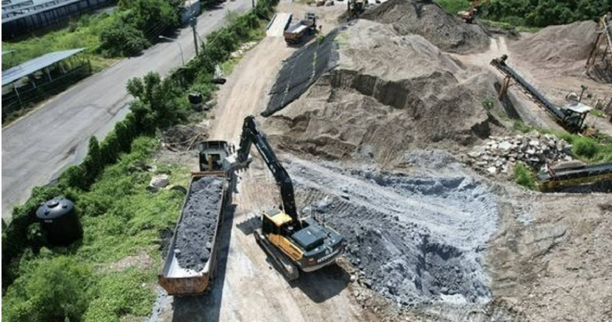 台南麻豆魚塭遭5萬噸石灰侵占，10年官司勝訴全面清理。（圖 ／翻攝畫面）