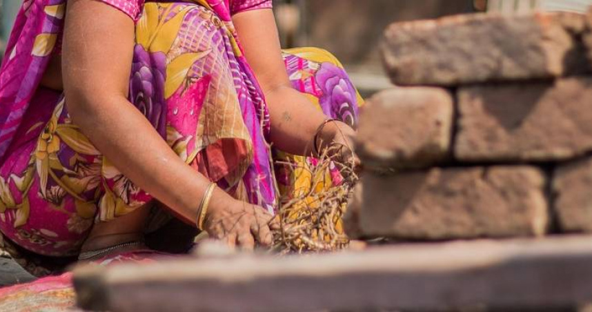 印度北方邦一名21歲女子與男友私會時被祖母撞見，兩人竟持磨石將老婦砸死，震驚當地社區。（示意圖／Pixabay）