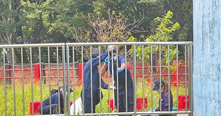 17歲駱姓少年約20歲顏姓前女友談判，一言不合，44秒狂砍顏女31刀，顏女左手幾乎被砍斷，渾身是血慘死街頭。（圖／中國時報李京昇攝）