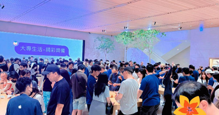 iPhone 17系列於19日正式開賣，吸引大批果粉排隊購買。（圖／翻攝自臉書粉專「女人大律師李怡貞」）
