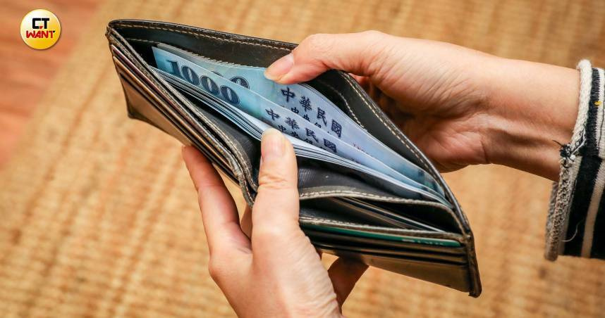 一名OL年薪80萬，還有50萬的被動收入，想要直接退休躺平。（示意圖／侯世駿攝）