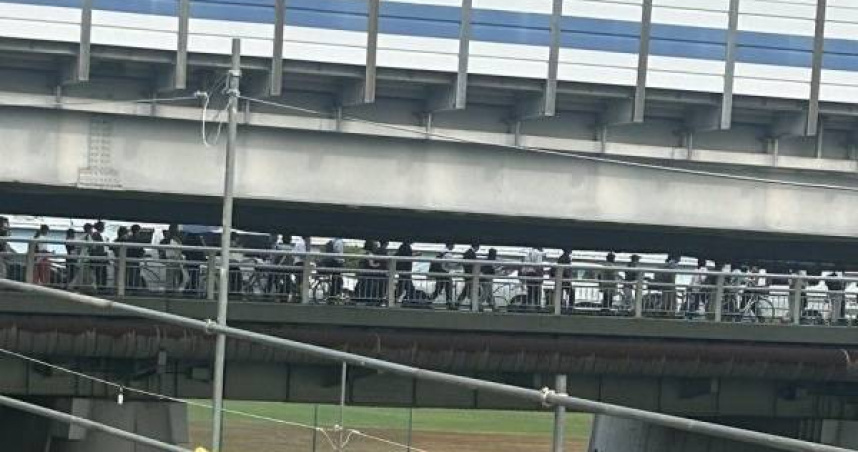 因為列車事故受影響的乘客，透過步行的方式前往二玉子川站搭車上班。（圖／翻攝自社群網站X @Gt8VUlzRG7buafO）