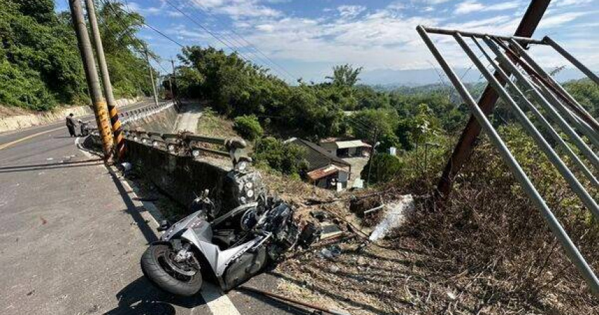 少年無照駕車失控好友慘死血染山路。（圖 ／翻攝畫面）