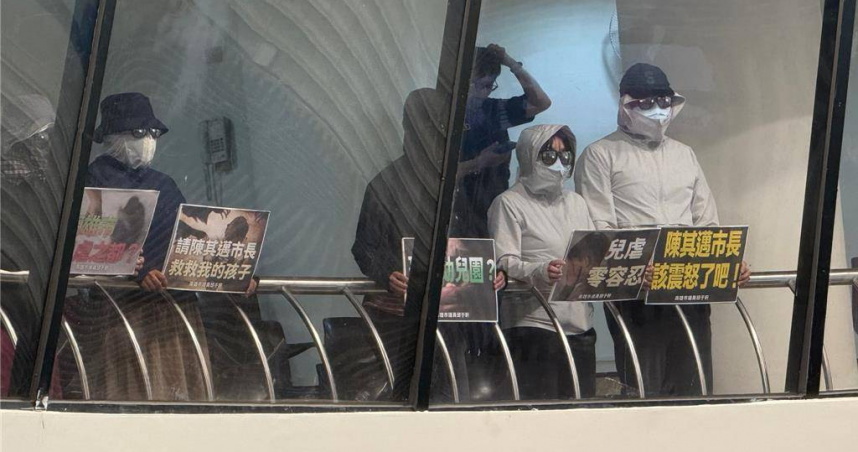 高雄林園區幼兒園爆發虐童案，家長到議會陳情要求嚴查。（圖／報系資料照）