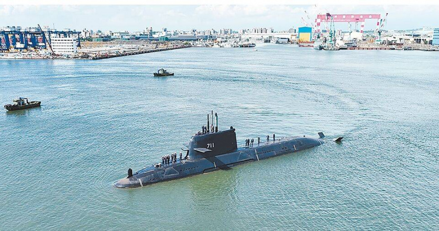 多位海軍潛艦退役將校都認為，海鯤號把6部主機塞在潛艦狹小空間裡，增加操作與維修的複雜性，全世界沒有這樣造潛艦的，後續艦構型應重新設計。圖為「海鯤軍艦」6月14日在高雄港灣內實施航行測試。（圖／台船提供）