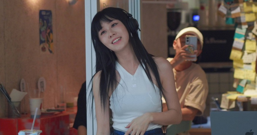 白安化身DJ出現在假日的中山商圈。（圖／相信音樂提供）