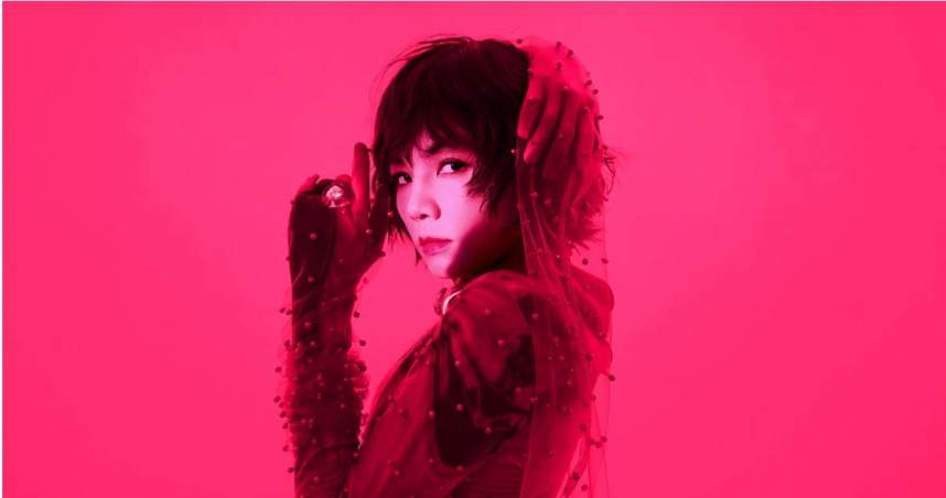 Ella用久違的短髮造型亮相。（圖／勁樺娛樂提供）