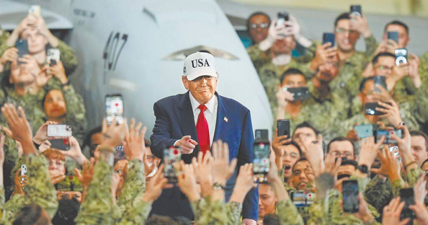 美國總統川普28日至橫須賀美國海軍基地，探訪華盛頓號航空母艦時，美國士兵向他揮手致意。（圖／達志／美聯社）