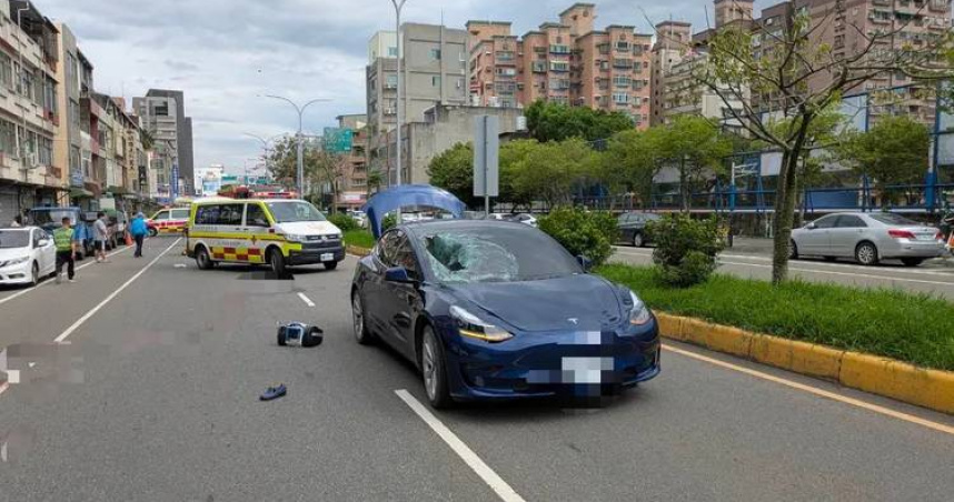 新竹市北區竹光路發生嚴重車禍，特斯拉電動車撞上2名行人，2人失去生命跡象送醫搶救。（圖／翻攝畫面）