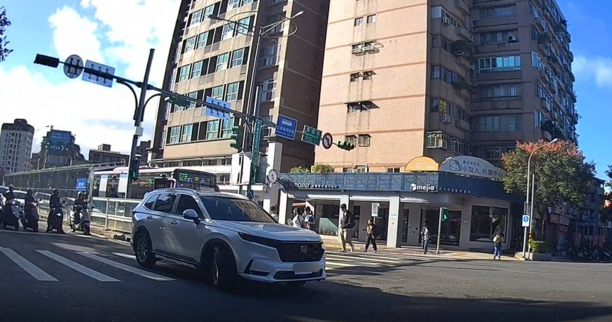 北市文山二分局員警日前發現有男子超越停止線，意外發現駕駛宿醉酒駕。（圖／翻攝畫面）