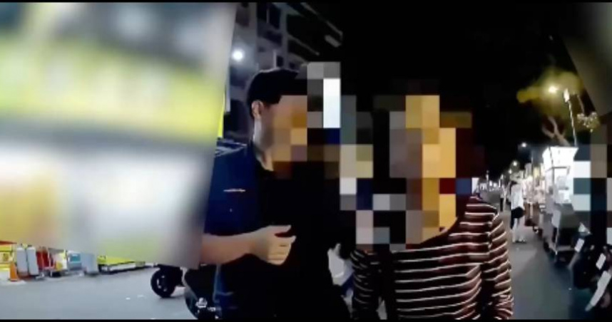 北市萬華分局日前獲報有婦人買完燒烤，卻忘記自己的回家路，警方確認婦人住處後，將婦人送返家。（圖／翻攝畫面）