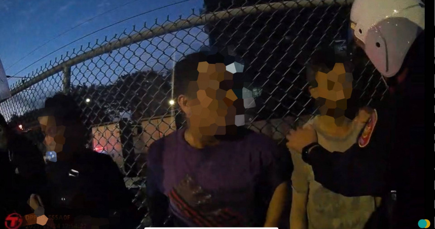 三峽警分局二橋派出所所長張岸玲，發現5外國人擠在同一台白牌車上後直覺有異，立刻持槍戒備並將逃逸移工順利逮捕。（圖／翻攝畫面）