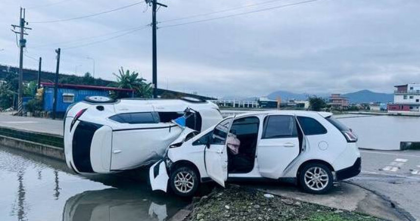 羅東路口驚魂撞擊轎車側翻5人送醫。（圖 ／翻攝畫面）