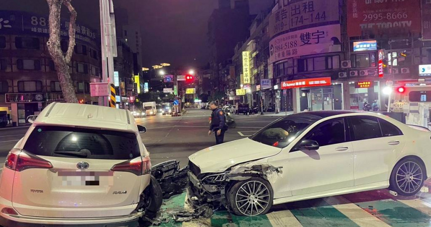 深夜左轉變「飛車衝撞」賓士猛撞待轉車。（圖 ／翻攝畫面）