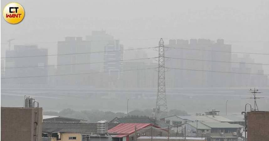 環境部表示，6日強烈大陸冷氣團南下伴隨境外污染物影響台灣空氣品質，請民眾留意空氣品質變化。（示意圖／李宗明攝）