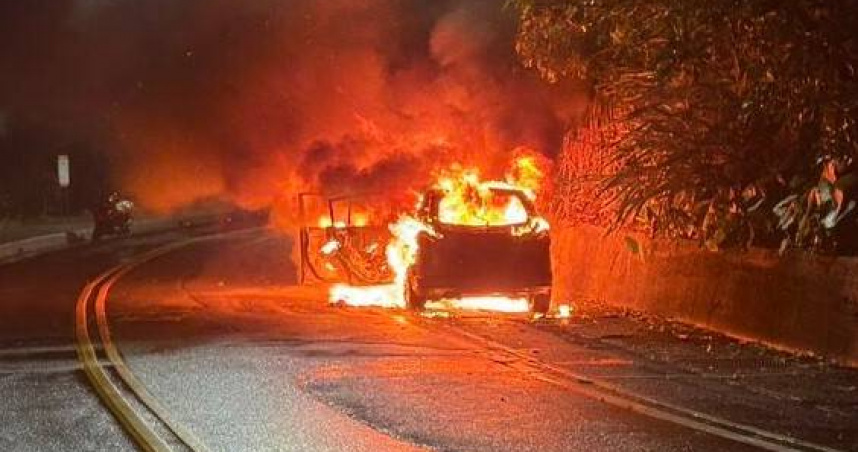 基隆湖海路驚傳轎車爆炸起火海巡奮勇破門救出1對男女。（翻攝畫面）