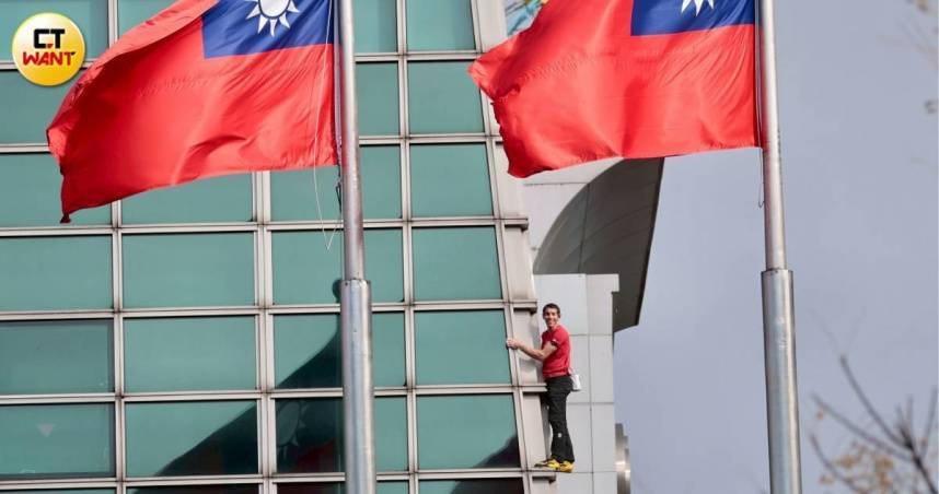 霍諾德昨日挑戰徒手攀上101成功。（圖／黃耀徵攝）