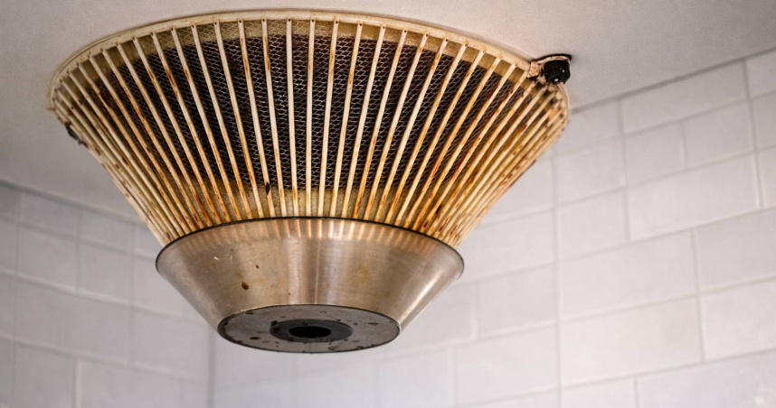 抽油煙機滿是油垢，是不少媽媽大掃除時的惡夢。（圖／AI示意圖）