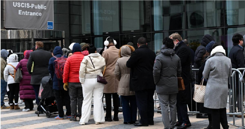 美國移民及海關執法局（ICE）探員正在對試圖進入公民及移民服務局（USCIS）的移民進行盤查。（圖／達志／美聯社）