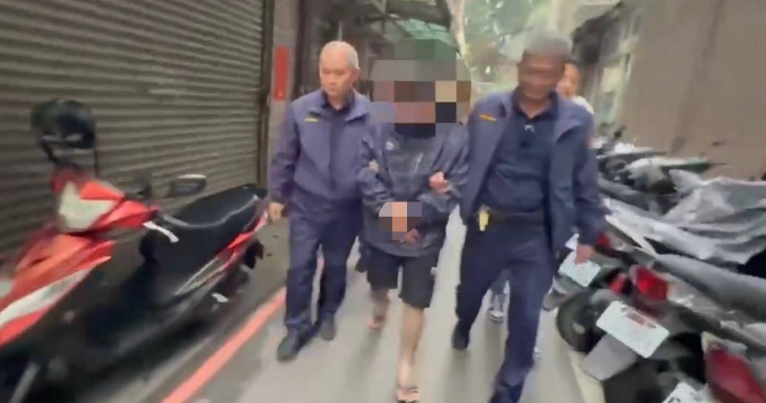 葉姓男子21日清晨駕車翻覆，他竟在心虛下搭計程車逃逸，警方23日下午將其逮捕，並搜出毒品和槍枝，將他依法送辦。（圖／翻攝畫面）