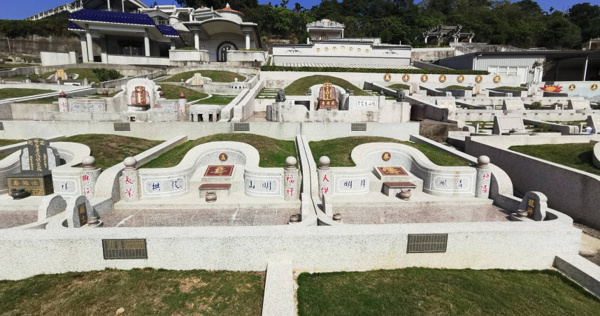 早期墳墓區都是亂葬崗，荒煙漫草，清明掃墓往往要鋤草，甚至要將小灌木連根拔除。 （示意圖／楊登嵙提供）