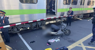 鳳鳴平交道11日下午發生死亡事故，袁姓老翁騎車穿越，遭列車撞上身亡。（圖／翻攝畫面）