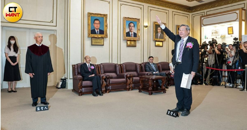 民眾黨立委許忠信（右）正式就職。（圖／黃耀徵攝）