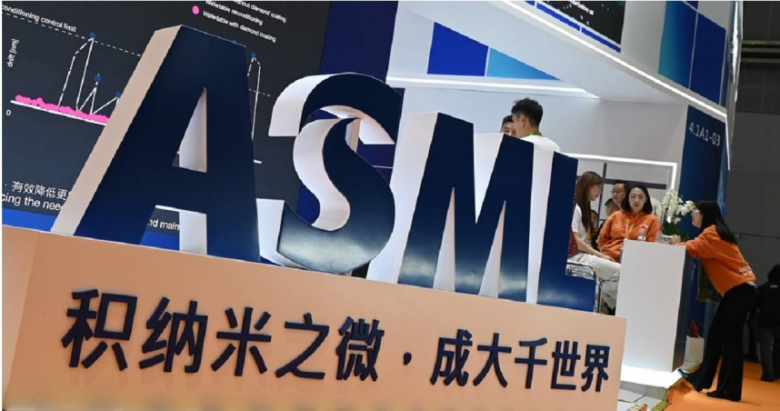 圖為荷蘭半導體設備巨頭「艾司摩爾」（ASML）在中國國際進口博覽會的展位。（圖／達志／美聯社）