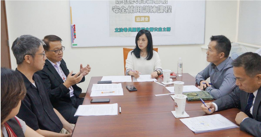 陳瑩與原民會副主委杜莊梅莊等人舉辦協調會（圖／陳瑩辦公室提供）