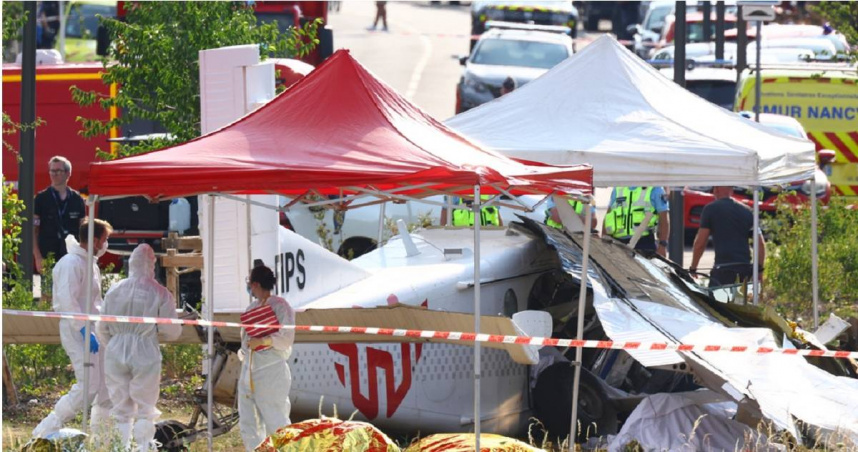 法醫人員正在調查墜毀的跳傘飛機，機上11人全數罹難。（圖／達志／美聯社）