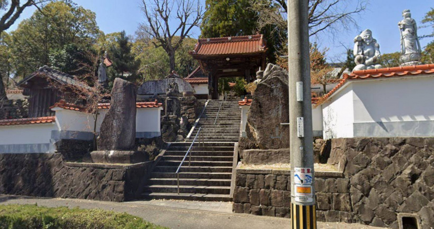 位於日本佐賀縣伊萬里市的「圓通寺」遭見習僧侶森永吉燒毀。（圖／擷取自Google Maps）