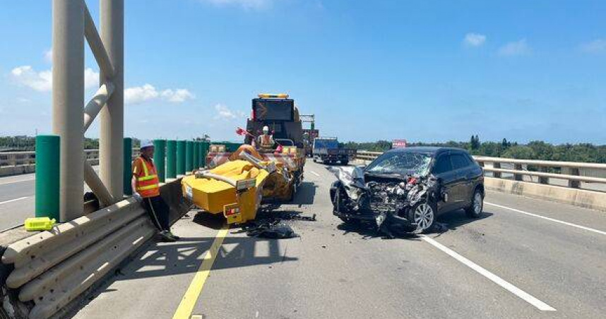 黑色轎車猛撞施工防撞車車頭全毀　駕駛驚險逃過死劫原因待查