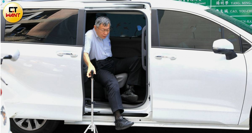 快訊／柯文哲5日派出所電子腳環換手環　拄拐杖現身喊「沒事」