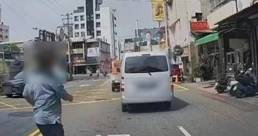 行車糾紛爆衝突！68歲翁遭推倒再挨2拳不治　家屬控兇手逼車、殺人